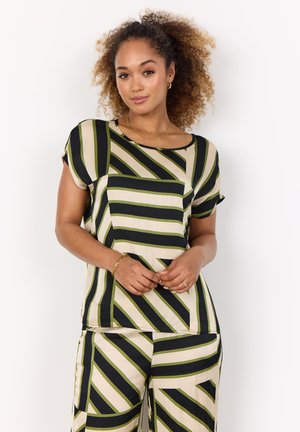 Kurze Ärmeloberteil mit rundem Ausschnitt, ausgestattet mit diagonalen Streifen in Schwarz, Grün und Beige, aus einem glatten Stoff gefertigt. Akzentuiert durch ein simples Design.