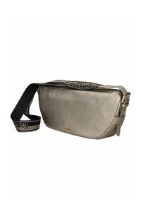 Borsa a tracolla in tessuto beige chiaro con tracolla regolabile nera e beige che presenta scritte nere e chiusura con zip dorata.