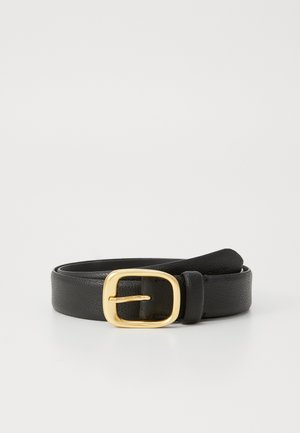 Cinturón de cuero negro con un acabado texturizado y una hebilla rectangular de metal dorado. El diseño es simple y sin adornos.
