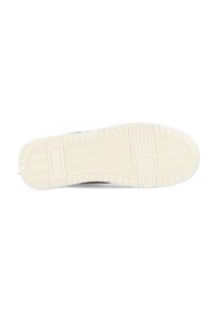 Baskets noires avec une semelle en caoutchouc texturée. La semelle extérieure présente un motif à chevrons et un accent circulaire. Design épuré et minimaliste.