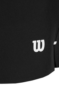 Schwarzes Sportshirt mit glatter Textur, mit einem auffälligen weißen Logo auf der linken Seite. Kurze Ärmel und eine lockere Passform.
