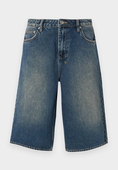 Shorts din denim de culoare albastru mediu, cu o croială lejeră, buzunare frontale și închidere cu nasture. Accente uzate și detalii de cusătură vizibile.