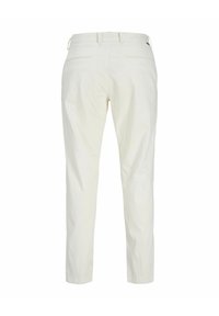 Pantaloni bianchi a gamba stretta realizzati in morbida miscela di cotone. Presentano due tasche posteriori e passanti per cintura, con una finitura liscia e senza motivi.