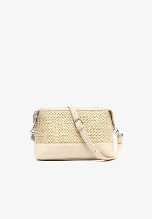 Pequeño bolso bandolera beige con panel frontal tejido, correa ajustable y herrajes de tono plateado sobre fondo blanco.