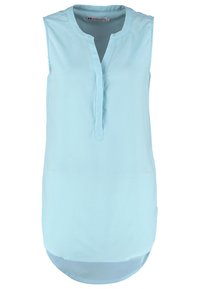 Lys blå ærmeløs bluse lavet af glat stof, med en knaplukning, rund halsudskæring og en let buet kant.