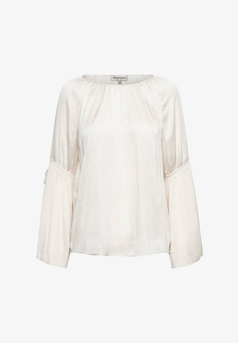 Lichtbeige blouse met een ronde hals, lange geplooide mouwen en een losse pasvorm. Gemaakt van een gladde stof met een subtiele glans.