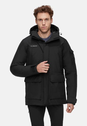 Schwarze isolierte Jacke mit Kapuze, ausgestattet mit einem durchgehenden Reißverschluss, mehreren Fronttaschen und verstellbaren Bündchen. Markenlogo auf der Brust sichtbar.