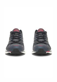 Tumed hallid meeste jooksujalad, mustade paeltega, valge vaheosa ja punased aktsendid kanna ja logo juures. Reljeefne kummialus.