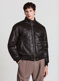 Braune Bomberjacke aus Kunstleder mit hohem Kragen, Reißverschluss vorne, gerippten Bündchen und Seitentaschen, mit dezent strukturierter Oberfläche.