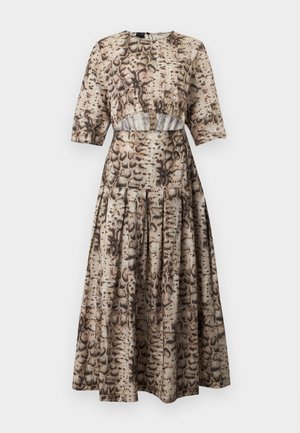 Lange jurk met korte mouwen en een keyhole-cutout ter hoogte van de taille, met beige en bruine slangenhuidprint.