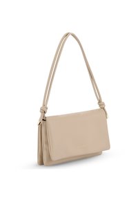 Sac à bandoulière en cuir beige avec rabat rectangulaire, sangle double nouée et logo doré subtil sur le devant.
