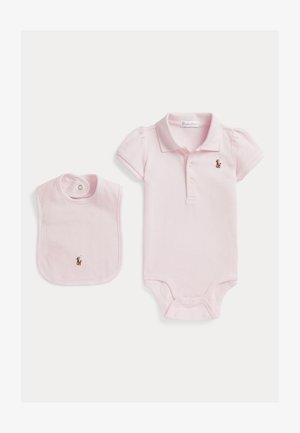 Svetloružové detské polo body s golierom a krátkymi rukávmi v kombinácii s príslušným podbradníkom, oba s malým vyšitým logom.