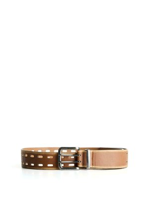 Bruine leren riem met rechthoekige uitsparingen, voorzien van een zilveren metalen gesp en een gladde textuur. Opvallend detail is de stiknaad langs de randen.