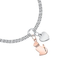 Bracciale in argento con un charm a forma di gatto in oro rosa con strass e un charm a forma di cuore in argento, entrambi attaccati con hardware circolare.