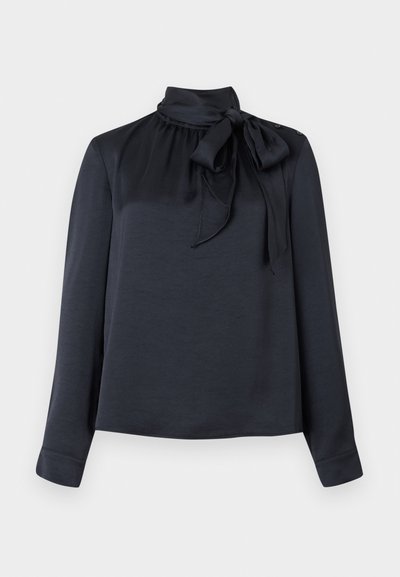 Blusa a maniche lunghe blu navy in tessuto liscio, con colletto alto con fiocco, bottoni decorativi e polsini aderenti.