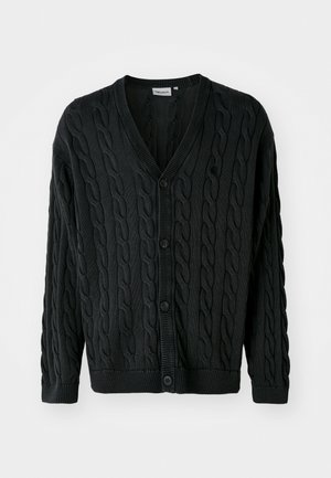 Černý pletený kardigan s výstřihem do V, zapínáním na knoflíky, dlouhými rukávy a žebrovanými manžetami a spodním lemem. Vyznačuje se strukturovaným vzorem po celém povrchu.
