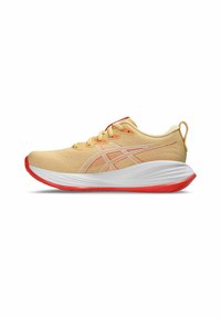 Chaussure de course jaune clair avec des accents orange, au design épuré, semelle intermédiaire blanche et semelle extérieure rouge. Elle dispose de lacets et d'un logo de marque sur le côté.