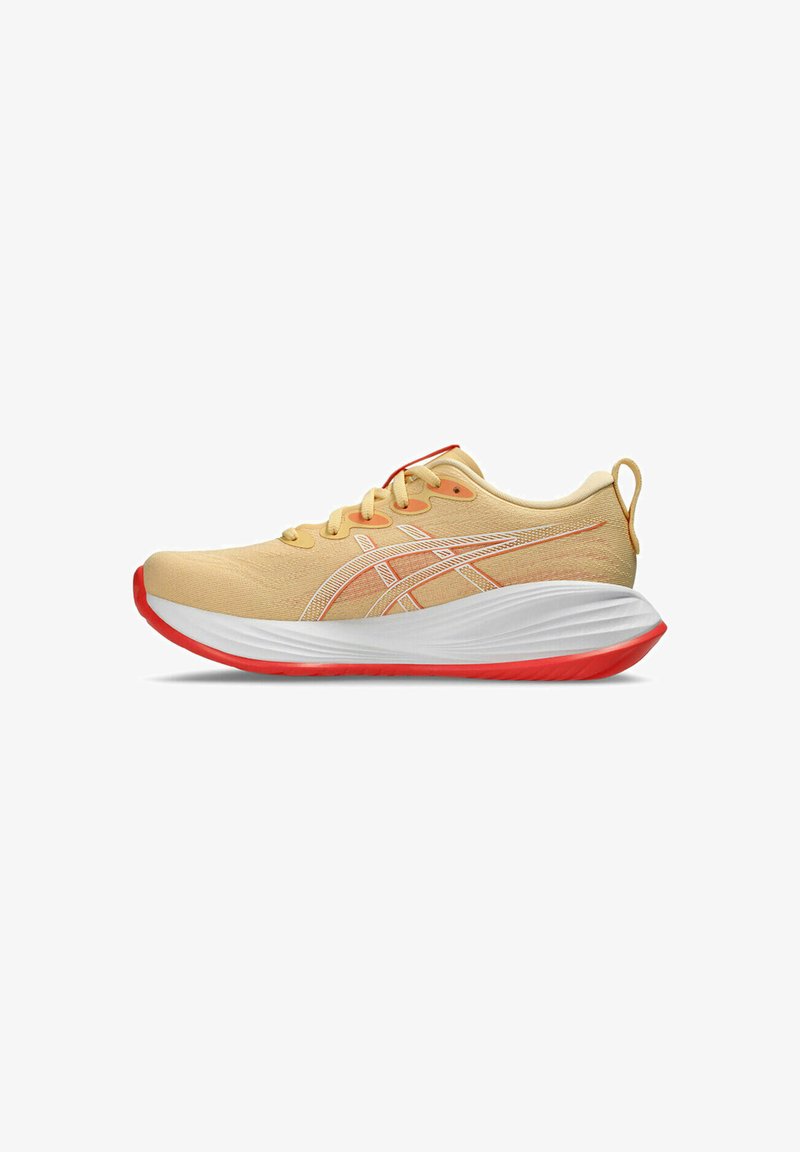 Zapatilla de running de color amarillo claro con acentos naranjas, diseño estilizado, entresuela blanca y suela roja. Presenta cordones y el logo de la marca en el lateral.