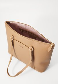 Borsa tote marrone realizzata in materiale sintetico texturizzato, con due manici piatti, chiusura con zip e un interno rosa a fantasia con tasca.