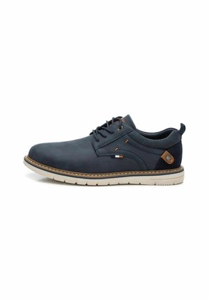 Zapatos de cuero azul marino con una textura suave, puntera redondeada, diseño de cordones y acentos en contraste en tonos marrón en la suela y en el detalle del logo lateral.
