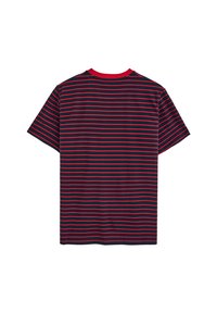 T-shirt i bomull med korta ärmar, med horisontella ränder i marinblått och rött, samt en enfärgad röd rund halsringning.