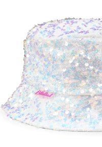 Chapeau seau en sequins irisés, principalement blanc avec des accents bleus et violets. Présente un logo rose sur le côté.