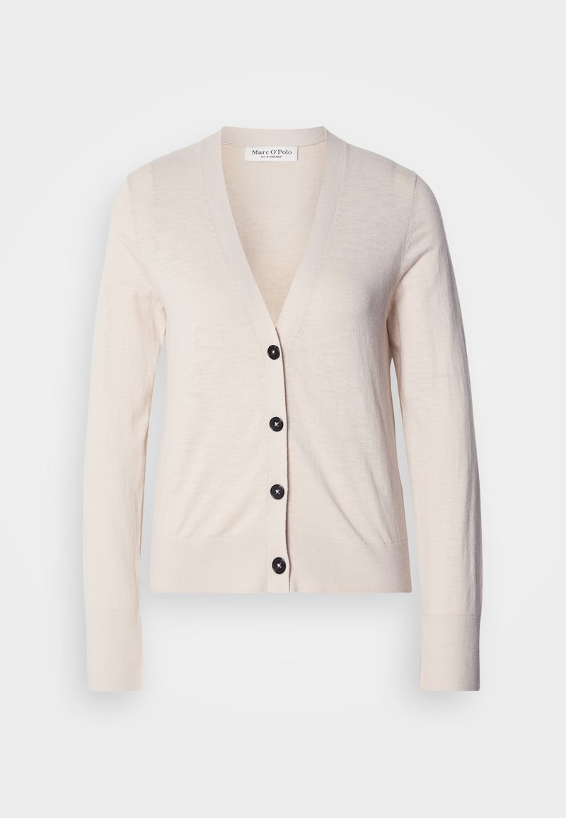 Beiger Cardigan aus weichem Stoff, mit V-Ausschnitt, langen Ärmeln und schwarzen Knöpfen auf der Vorderseite. Glatte Textur, minimalistisches Design.