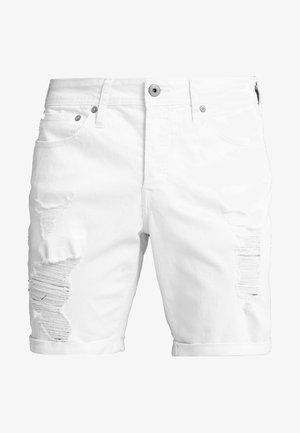 Weiße Denim-Shorts mit zerrissenen Details an den vorderen Oberschenkeln, umgeschlagenen Säumen, Knopfverschluss und vorderen Taschen.