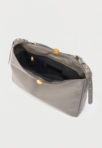 Szürke válltáska arany kapoccsal, állítható pánttal és fekete belsővel, cipzáras és nyitott zsebekkel.