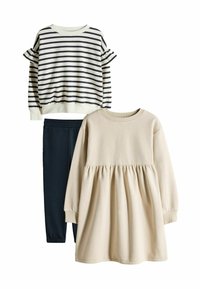 Suéter ligero a rayas con mangas fruncidas, combinado con pantalones oscuros y un vestido beige de manga larga con cintura fruncida.