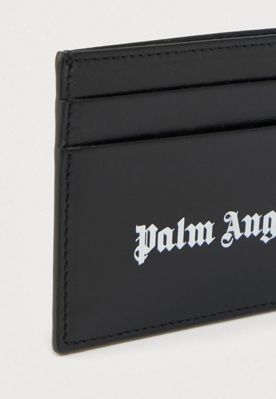 Μαύρο δερμάτινο θήκη κάρτας με ανάγλυφο λευκό κείμενο "Palm Angels". Διαθέτει τέσσερις θήκες για κάρτες και έχει λεία, κομψή επιφάνεια.