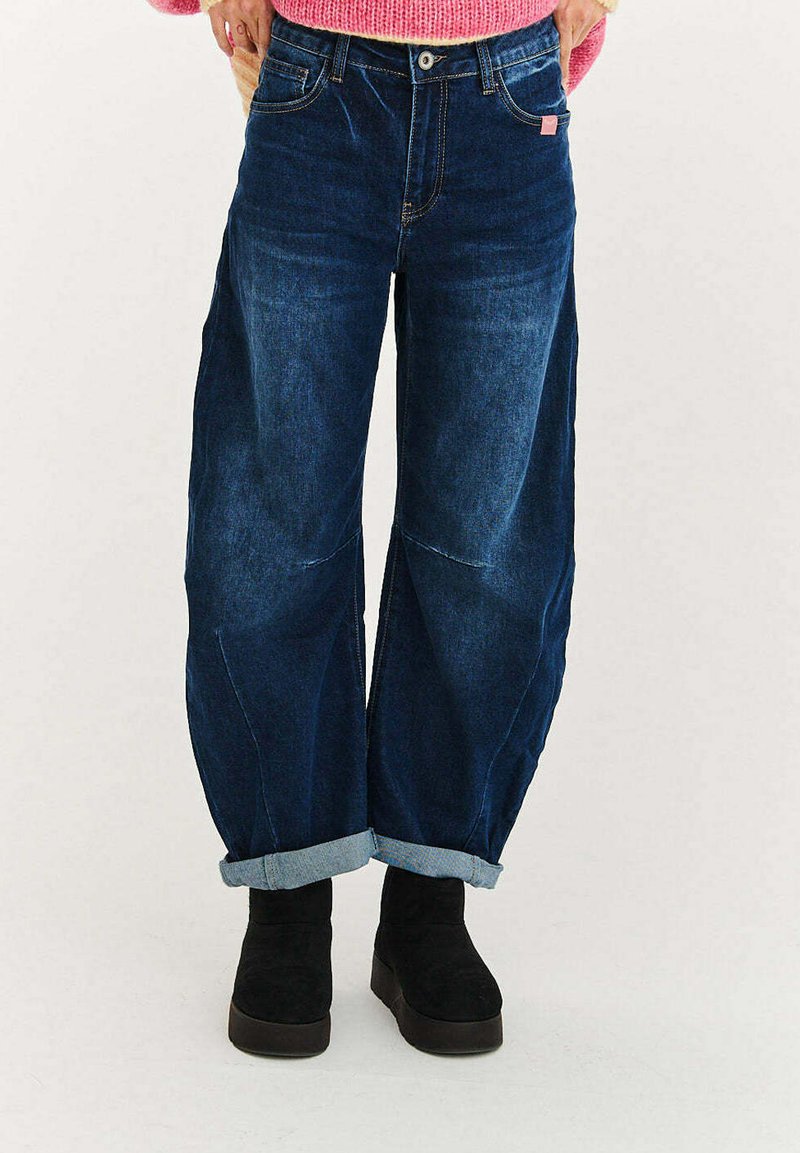 Džíny s širokými nohavicemi z tmavě modrého denimu s ohrnutými lemy, klasickým zapínáním na knoflík a zip a jemným detailem na předních kapsách.