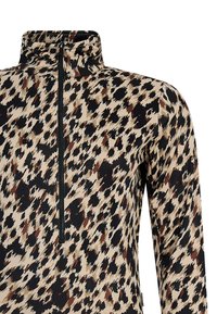 Langärmliges Oberteil mit Leopardenmuster, hohem Kragen und Reißverschluss, das eine Mischung aus Beige, Schwarz und Braun in einem strukturierten Muster zeigt.