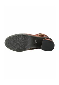 Sole in pelle marrone con intricata trama floreale, tacco in gomma nera e un design leggermente in rilievo, etichettato "Laura Vita 37."