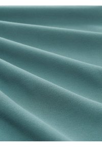 Zachte, gestructureerde stof in een gedempte teal kleur, met zachte plooien en een gladde oppervlakte, geschikt voor verschillende toepassingen.