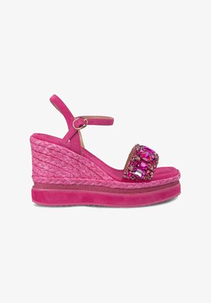 Wedge-sandalen met een roze suede bovenwerk, gevlochten stro-middenzool en een versierde teband met grote roze stenen. Inclusief verstelbare enkelband.