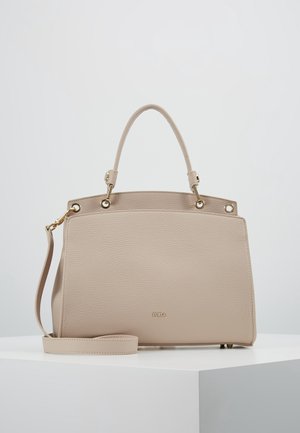 Beige leren handtas met gebogen bovenhandvatten, afneembare schouderriem, gouden hardware en klein "Furla" logo aan de voorkant, geplaatst op een witte ondergrond.
