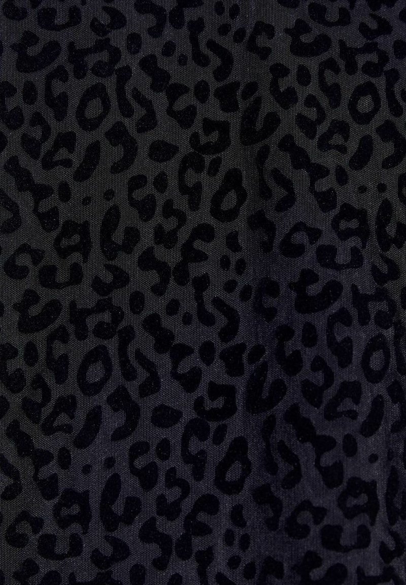 Tessuto nero con un motivo a stampa leopardata in velluto in rilievo, con diverse sfumature di nero. La texture appare morbida con una leggera lucentezza.