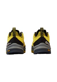 Scarpe da trekking gialle e nere con materiale texturizzato, suole imbottite, linguette di trazione e marchio Vibram sul tallone. La vista posteriore mostra un design bi-colore.