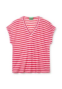 Camiseta a rayas rojas y blancas con escote en V, mangas cortas, textura suave y un corte relajado. La etiqueta dice "United Colors of Benetton."