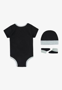 Svart kortermet bodysuit med grå kant, sammen med en matchende grå hatt og støvletter, alt laget av mykt stoff.