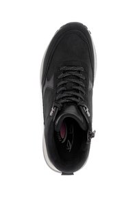 Zwarte hoge sneaker met een bovenwerk van suède en leer, ronde neus, gestructureerde veters en een gevoerde zool met een contrasterende witte rand.