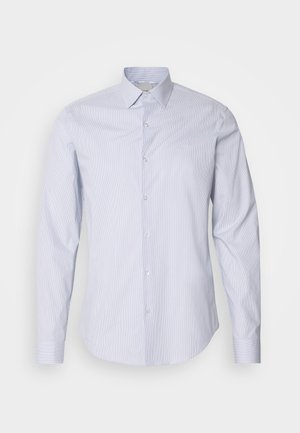 Camisa de botão de manga longa azul clara, com finas riscas verticais brancas, gola clássica e fecho de botão com detalhes nos punhos.