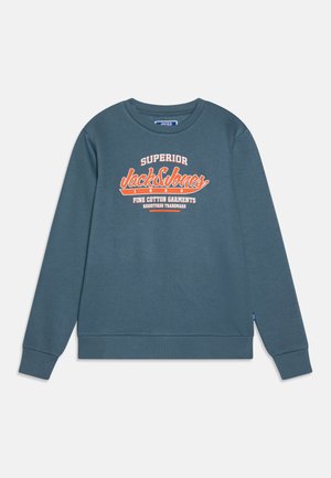 Mørk teal sweatshirt lavet af bomuld, med ribbet manchetter og kant. Frontgrafik med tekst i hvid og orange. Klassisk crew neck-design.