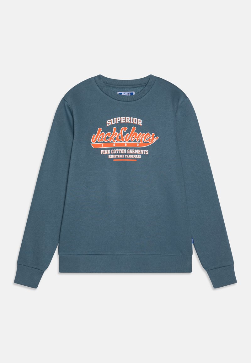 Sudadera de color teal oscuro hecha de algodón, con puños y dobladillo acanalados. Texto gráfico frontal en blanco y naranja. Diseño clásico de cuello redondo.