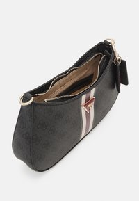 Sac à main de créateur noir avec intérieur beige, compartiment zippé et rayures verticales blanches et bordeaux à l'avant avec logo doré.