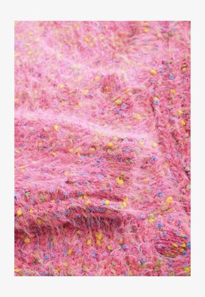 Texturiertes rosa Gewebe mit mehrfarbigen Sprenkeln in Gelb, Blau und Grün. Das Material hat ein fusseliges, weiches Aussehen.