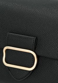 Schwarze strukturierte Handtasche aus Leder mit rechteckigem Verschluss aus goldfarbenem Metall. Strukturdesign mit glatter Oberfläche.