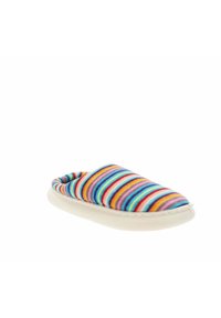 Pantuflas de múltiples colores con una parte superior de textil suave, que presentan rayas azules, rosas, naranjas y verdes, y una suela blanca acolchada.