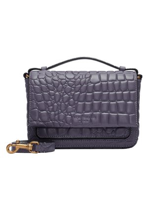 Sac à main en cuir violet embossé crocodile avec poignée supérieure et bandoulière amovible, doté d'une fermeture à clapet en métal doré.